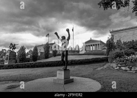 La statue de Sylvester Stallone / Rocky Balboa près du musée d'Art de Philadelphie, USA. NOIR ET BLANC Banque D'Images