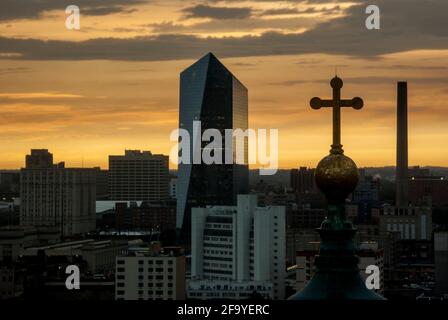 Une vue imprenable sur la croix de la basilique cathédrale Saint-Pierre-et-Paul, avec le Centre de l'ACEI au-delà, au coucher du soleil à Philadelphie, aux États-Unis. Banque D'Images