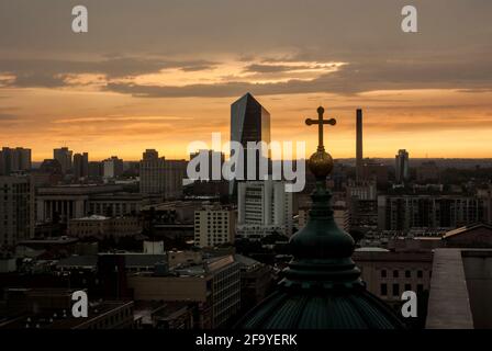 Une vue imprenable sur la croix de la basilique cathédrale Saint-Pierre-et-Paul, avec le Centre de l'ACEI au-delà, au coucher du soleil à Philadelphie, aux États-Unis. Banque D'Images