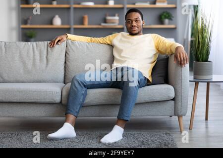 Un beau jeune homme afro-américain qui fait froid dans le dos Banque D'Images