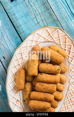 Croquettes de pommes de terre végétariennes servies dans un plat de service Banque D'Images