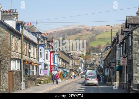 Personnes marchant dans Compston Road une rue menant au centre-ville d'Ambleside, Cumbria, Angleterre, Royaume-Uni Banque D'Images