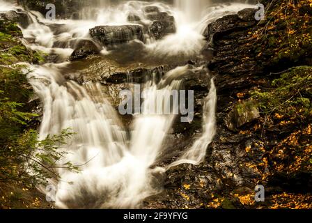 Une longue vue d'exposition de Moss Glen Falls, une chute d'eau dans le Vermont, États-Unis. Banque D'Images