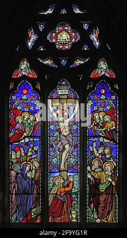 Vitraux de Michael O'Connor représentant la Crucifixion, église Sainte-Marie-la-Vierge, West Quantoxhead, Somerset, Angleterre Banque D'Images