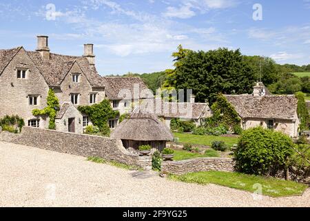 Une ancienne ferme traditionnelle dans le village de Cotswold Coln Rogers, Gloucestershire UK Banque D'Images