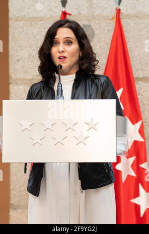 Madrid, Espagne. 21 avril 2021. La présidente de la Communauté de Madrid, Isabel Diaz Ayuso, lors de la cérémonie de signature de l'accord sectoriel sur les conditions de travail des fonctionnaires de la Communauté (2021-2024) et de l'accord collectif des fonctionnaires de la Communauté (2021-2024). Crédit : SOPA Images Limited/Alamy Live News Banque D'Images