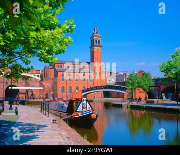 Royaume-Uni, Angleterre, Manchester, Castlefields, centre-ville, canal et barge Banque D'Images