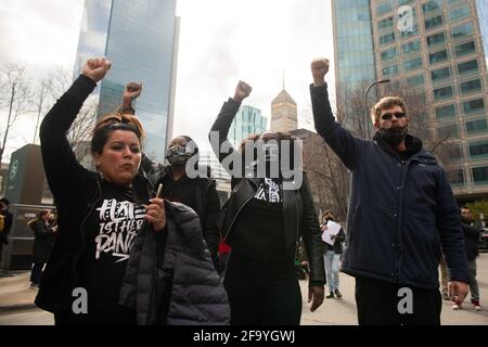 Minneapolis, États-Unis. 20 avril 2021. Les gens réagissent au verdict du procès de Derek Chauvin devant le palais de justice du comté de Hennepin le 20 avril 2021 à Minneapolis, au Minnesota. Photo: Chris Tuite/imageSPACE crédit: Imagespace/Alamy Live News Banque D'Images