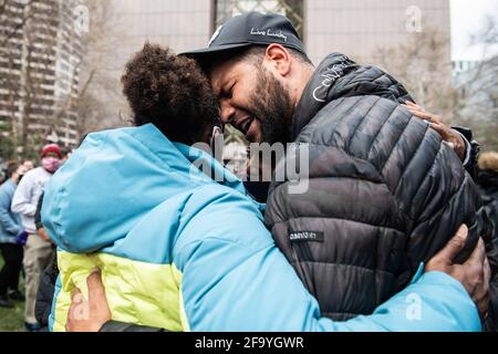 Minneapolis, États-Unis. 20 avril 2021. Les gens réagissent au verdict du procès de Derek Chauvin devant le palais de justice du comté de Hennepin le 20 avril 2021 à Minneapolis, au Minnesota. Photo: Chris Tuite/imageSPACE crédit: Imagespace/Alamy Live News Banque D'Images