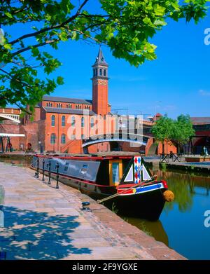 Royaume-Uni, Angleterre, Manchester, Castlefields, centre-ville, canal et barge Banque D'Images