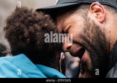 Minneapolis, États-Unis. 20 avril 2021. Les gens réagissent au verdict du procès de Derek Chauvin devant le palais de justice du comté de Hennepin le 20 avril 2021 à Minneapolis, au Minnesota. Photo: Chris Tuite/imageSPACE crédit: Imagespace/Alamy Live News Banque D'Images