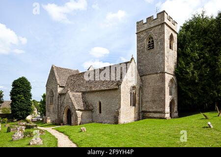 L'église normande de St Nicholas dans le village de Cotswold d'Astthall, Oxfordshire Royaume-Uni Banque D'Images