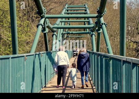 Blantyre, Glasgow, Écosse, Royaume-Uni. 21 avril 2021. Météo au Royaume-Uni : le soleil a vu Blantyre sur les rives du clyde et le lieu de naissance de David Livingstone sur le pont en porte-à-faux vert qui s'étend sur le clyde au centre de david livingstone. Crédit : Gerard Ferry/Alay Live News Banque D'Images