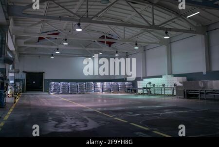 En regardant autour d'un grand entrepôt de l'usine alimentaire avec plusieurs niveaux système Banque D'Images