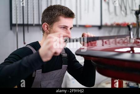 Traitement de la peinture sans à l'aide de la technologie de débosselage par jeune technique Banque D'Images