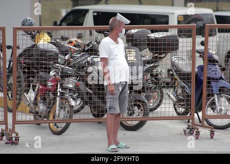 San Jose Del Monte, Philippines. 21 avril 2021. Un homme debout dans le trottoir attendant une jeepney alors que son facieshield n'est pas correctement placé à Bulacan, Philippines. (Photo de John Mark Aeron Pineda/Pacific Press) crédit: Pacific Press Media production Corp./Alay Live News Banque D'Images