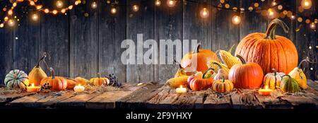 Thanksgiving - citrouilles et cornouailles sur une table rustique Banque D'Images