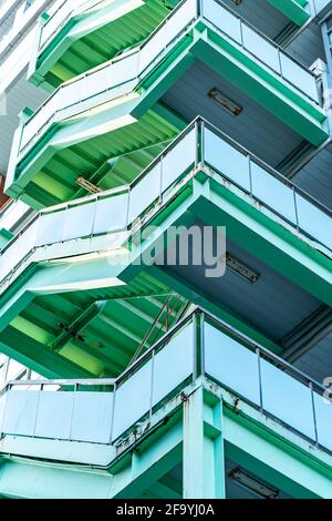 Échelles d'évacuation vertes sur le bâtiment, vue extérieure Banque D'Images