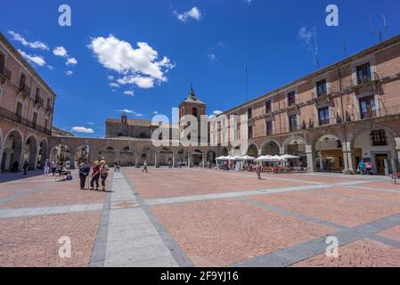 Plaza del Mercado Chico Square et Iglesia de San Juan Bautista (église Jean-Baptiste). Avila, Castille et Leon, Espagne Banque D'Images