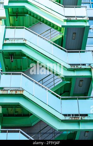 Échelles d'évacuation vertes sur le bâtiment, vue extérieure Banque D'Images