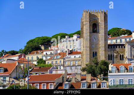 Colline du château faisant face au jardin et à la place Campo das Ceboles. La mère-église du XIIe siècle est au milieu de ces maisons et bâtiments colorés. Lisbonne Banque D'Images