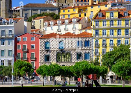 Colline du château faisant face au jardin et à la place Campo das Ceboles. La mère-église du XIIe siècle est au milieu de ces maisons et bâtiments colorés. Lisbonne Banque D'Images