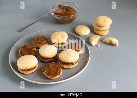 Biscuits Alfahores sur une plaque grise sur fond gris. Biscuits maison traditionnels. Concept de cuisine maison. Orientation horizontale. Banque D'Images