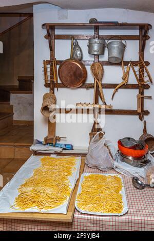 Exposition des outils de cuisine anciens. Pâtes faites maison prêtes à cuire sur la table. Villavalllelonga, province de l'Aquila, Abruzzes, Italie, Europe Banque D'Images