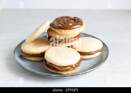 Biscuits Alfahores au lait condensé sur une assiette grise. Biscuits maison traditionnels. Concept de cuisine maison. Orientation horizontale. Banque D'Images