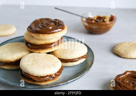 Biscuits Alfahores au lait condensé sur une assiette grise. Biscuits maison traditionnels. Concept de cuisine maison. Orientation horizontale. Banque D'Images