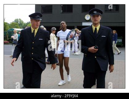 Venus williams avec sécurité à Wimbledon pic David Sandison 4/7/2002 Banque D'Images