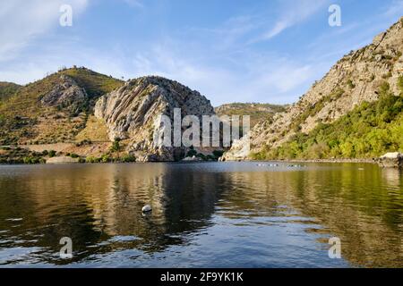 Le Monument naturel de Portas do Rodao, où le Tage passe par une gorge de seulement 45 mètres de large et 170 mètres de haut. Vila Velha do Rodao, Banque D'Images