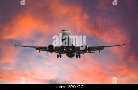 Ryan Air Boeing 737-800 débarquer au coucher du soleil, transport Banque D'Images