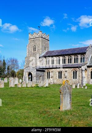 Vue sur l'église paroissiale de Saint-Pierre avec porche, nef, clerestory et tour sud, dans le village de Ringland, Norfolk, Angleterre, Royaume-Uni. Banque D'Images