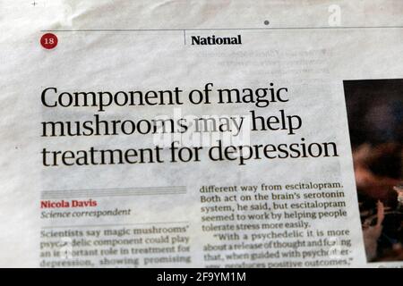 'Composant de champignons magiques peut aider au traitement de la dépression' mentale Journal de santé article de titre dans Guardian 15 avril 2021 Londres Angleterre Royaume-Uni Banque D'Images