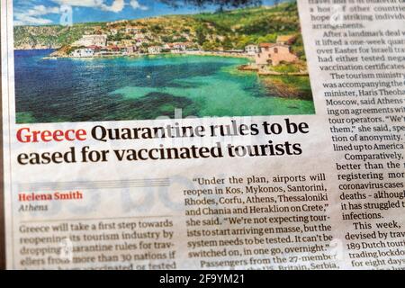 "Grèce quarantaine des règles à être assouplies pour les touristes vaccinés" Guardian journal touristique titre page de voyage 15 avril 2021 Londres Angleterre ROYAUME-UNI Banque D'Images