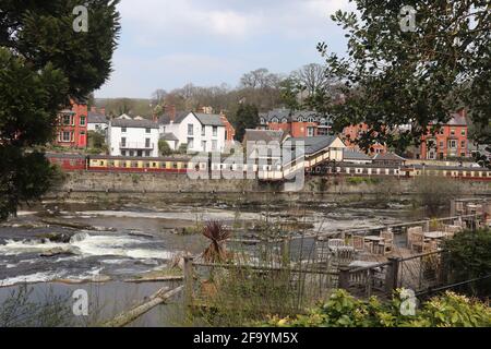 Llangollen, au pays de Galles, fait partie du site classé au patrimoine mondial de l'UNESCO, le long de onze kilomètres de canal entre Gledrid et les chutes du fer à cheval Banque D'Images