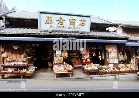 Ustensiles de cuisine et une variété d'articles utiles à partir de Du bois et du bambou respectueux de l'environnement sont en vente chez Fujikura Shoten Sur la route de Narita chemin de fer Banque D'Images
