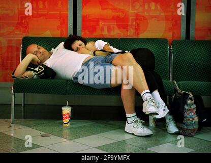 PASSAGERS RETARDÉS À L'AÉROPORT DE GATWICK LE 2001 JUILLET Banque D'Images