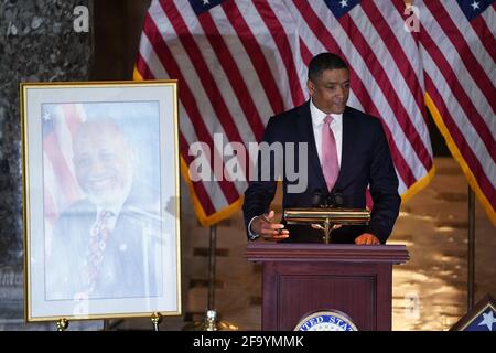 Washington, DC, États-Unis. 21 avril 2021. Cedric Richmond, conseiller principal du président et directeur du Bureau de l'engagement du public de la Maison Blanche, prend la parole lors d'une cérémonie en l'honneur de feu le représentant Alcee Hastings dans la salle de statuaire du Capitole des États-Unis à Washington, DC, États-Unis, le mercredi 21 avril, 2021. Hastings, qui était le membre le plus longtemps en service de la délégation du Congrès de Floride, est décédé le 6 avril après avoir annoncé en 2019 qu'il était traité pour le cancer du pancréas. Credit: Stefani Reynolds/Pool via CNP | usage dans le monde crédit: dpa/Alay Live News Banque D'Images