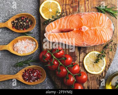 Filet de poisson frais cru truite, épices de saumon sur planche de bois, Ingrédients cuisine Banque D'Images