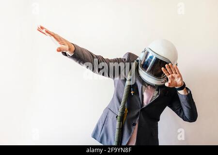 Homme d'affaires avec casque d'astronaute célébrant l'euphorie Banque D'Images