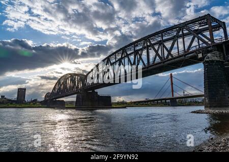 Rhin près de Duisburg-Beeckerwerth, pont de chemin de fer Haus-Knipp, pont d'autoroute Beeckerwerth A42, Duisburg, NRW, Allemagne Banque D'Images