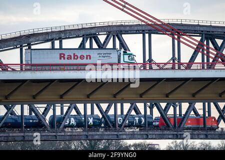 Pont sur le Rhin près de Duisburg-Beeckerwerth, train de marchandises sur le pont de chemin de fer Haus-Knipp, pont d'autoroute Beeckerwerth A42, près de Duisburg, NRW Banque D'Images