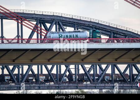 Pont sur le Rhin près de Duisburg-Beeckerwerth, train de marchandises sur le pont de chemin de fer Haus-Knipp, pont d'autoroute Beeckerwerth A42, près de Duisburg, NRW Banque D'Images
