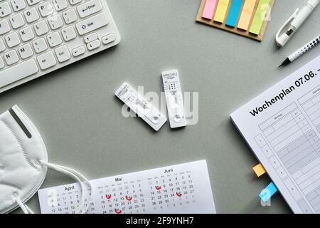 Retour à l'école ou à l'université avec des tests de coronavirus express. Deux tests rapides d'antigène covid, calendrier avec dates marquées, masque pp2, calendrier scolaire Banque D'Images