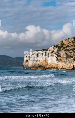 Plan vertical avec mer orageux avec vagues et rochers en arrière-plan. Plage de Buggerru en Sardaigne, Italie. Banque D'Images