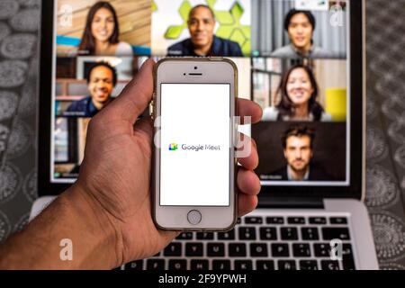 Espagne. 20 avril 2021. Dans cette illustration, l'application Google Meet s'affiche sur l'écran d'un smartphone et un bureau Google Meet sur un ordinateur portable en arrière-plan. (Photo de Thiago Prudencio/SOPA Images/Sipa USA) crédit: SIPA USA/Alay Live News Banque D'Images