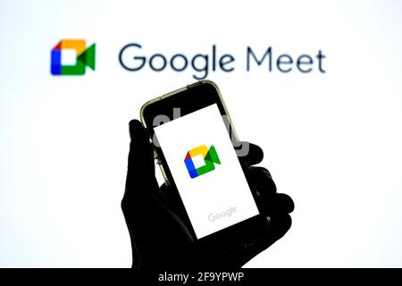 Espagne. 20 avril 2021. Dans cette illustration, une application Google Meet s'affiche sur un smartphone avec le logo Google Meet en arrière-plan. (Photo de Thiago Prudencio/SOPA Images/Sipa USA) crédit: SIPA USA/Alay Live News Banque D'Images