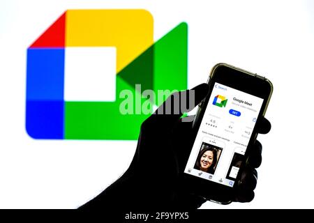 Espagne. 20 avril 2021. Sur cette photo, une application Google Meet dans l'App Store s'affiche sur un smartphone avec le logo Google Meet en arrière-plan. (Photo de Thiago Prudencio/SOPA Images/Sipa USA) crédit: SIPA USA/Alay Live News Banque D'Images